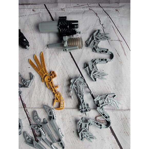 Lego Bionicle Weapons Lot 30 Assorted Pieces - Picture 2 of 5